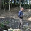 Revierförster Bernhard Streck zeigt beim Waldbegang eines der vier Feuchtbiotope, die in diesem Jahr im Gemeindewald von Aidhausen angelegt wurden.
