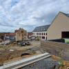 Die Arbeiten rund um das neue Rathaus und die Gestaltung des Rathausplatzes waren Thema in der Sitzung des Gemeinderates. Im Frühjahr 2022 soll die Bepflanzung beginnen.
