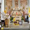 Blick in die festlich geschmückte Kirche St. Aegidius in Gernach. Am Altar ein Bild des Heiligen, gemalt von Christoph Brückner, der den Gottesdienst an der Orgel musikalisch begleitete.