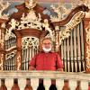 Der Organist Christoph Brückner vor dem Prospekt der Gernacher Orgel.