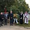 Bei der Gedenkfeier (v.l.n.r.): Die Dritte Bürgermeisterin Margarete May-Page, Altbürgermeister Burkard Losert, Fahnenträger der AWO und Marktgemeinderat Harald Schmid, Altbürgermeister Anton Kütt Fahnenträger der KAB Hans Ullrich, Fahnenträger der DJK Jochen Kistner, Landrat Thomas Eberth, Fahnenträger der DJK Mario Fischer, Bürgermeister Bernhard Weidner, die evangelische Pfarrerin Eva Mundinar und der katholische Pfarrer Dariusz Kruszynski.