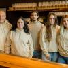 Die Martins in ihrem Martins in Mainberg: Volker und Daniela Martin mit Alexander, Charlotte und Maria kurz vor der Eröffnung. 