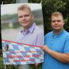 Bundestagskandidat Cedrick van Huet vor einem seiner Wahlplakate. Der 18-Jährige errang für die Bayernpartei 0,6 Prozent der Erststimmen.