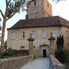 Im ehemaligen Wasserschloss Erlach sind die katholische Schlosskapelle, sowie Sakristei, Pfarrsaal und Jugendraum zu entdecken. Im ehemaligen Wasserschloss Erlach sind die katholische Schlosskapelle, sowie Sakristei, Pfarrsaal und Jugendraum zu entdecken.