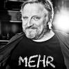 Axel Prahl und das Inselorchester singen, was aus der eigenen Feder und dem eigenen Erleben kommt.
