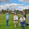Das Bild zeigt von links die Kommunionkinder Niklas Bähr, Rosa Breuer, Sophie Ebner, Paula Neugebauer, Seniorenkreisleiterin Ursula Wiener, sowie Simon und Sophia Stein. Nicht mit auf dem Bild: Simon Schneider und Felix Gans.