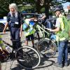 Die Polizeihauptmeisterinnen Silke Bullinger (links) und Diana Ruppert testeten in Sennfeld Kinderräder auf ihre Verkehrssicherheit.