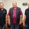Abschied nach 49 Jahren: (von links) Geschäftsführer Klaus Scheuring, Neu-Rentner Erich Schäfer und Remo Wecklein, der Fertigungs- und Montageleiter bei der Scheuring Fenster GmbH in Gänheim.