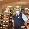 Filialleiter Martin Göbel freut sich, die Kunden im neu eingerichteten  Lidl-Markt begrüßen zu können. Unter anderem die Backwarenabteilung wurde auf den neuesten technischen Stand gebracht.