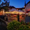 Dieses Bild des Bischofsheimer Marktplatzes an einem Sommerabend ist für Bürgermeister Georg Seiffert Leitmotiv der diesjährigen Bürgerversammlung. Die gemütliche Atmosphäre zeige, wie Bischofsheim wahrgenommen und geschätzt werde.