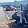 Der Fahrer dieses Kleintransporters prallte auf der A70 bei Knetzgau in die Außenleitplanke. Der 78-Jährige wurde mittelschwer verletzt.