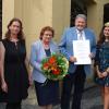 Der Markt Randersacker ernennt Herbert Zeidler (Dritter von rechts) zum Altbürgermeister und zeichnet ihn mit der Verdienstmedaille aus: (von links) Matthias Henneberger, Helga Burkert, Ursula Zeidler, Weinprinzessin Teresa König und Michael Sedelmayer. Der Markt Randersacker ernennt Herbert Zeidler (Dritter von rechts) zum Altbürgermeister und zeichnet ihn mit der Verdienstmedaille aus: (von links) Matthias Henneberger, Helga Burkert, Ursula Zeidler, Weinprinzessin Teresa König und Michael Sedelmayer.