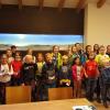 Im Rahmen des Ferienprogramms des TSV Hausen ging es in den Kletterpark auf der Wasserkuppe. 25 Kinder nahmen dank der Mithilfe von vier Betreuerinnen trotz Regenmeldung teil. Nach einer Einweisung ging es los. Mit kleinen Stärkungen zwischendurch wurde über zwei Stunden geklettert, bis ein heftiger Regenschauer die Teilnehmer ausbremste. Zum Aufwärmen gab es für jeden einen heißen Kakao in der Märchenwiese. Die abschließende Fahrt mit dem Rodelbob ließ sich natürlich keiner der Kinder entgehen, bevor es wieder glücklich und etwas durchnässt nach Hause ging.