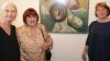 Die bekannte Würzburger Malerin Renate Jung stellt bis zum 29. August im Zellinger Torturm aus. Im Bild (von links) Ingrid Sperber (Vorsitzende Kulturverein Zellingen), Renate Jung und die Kunsthistorikerin Susanne Dreier.