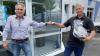 Manfred Pabst gratuliert Wjatscheslaw Folz (rechts) zu seinem 25. Betriebsjubiläum bei der Pabst Komponentenfertigung GmbH in Schweinfurt. 