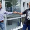 Manfred Pabst gratuliert Wjatscheslaw Folz (rechts) zu seinem 25. Betriebsjubiläum bei der Pabst Komponentenfertigung GmbH in Schweinfurt. 