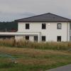 Rege gebaut wird in Rauhenebrach. Fast schon alle Bauplätze hier in Untersteinbach sind verkauft. Hausanschluss bedeutet hier neben Wasser, Abwasser und Strom auch Glasfaser bis ins Haus (die blauen Leitungen im Vordergrund).