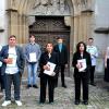 Die Jahrgangsbesten freuten sich mit den Klassenleitern über ihre guten Abschlüsse: (vorn von links) Joachim Jahrsdörfer, Tom-Dustin Weise, Nikta und Nika Behdarvand, Marie Hemmerich, Rektor Jürgen Seidenzahl (dahinter von links) Oliver Kröner, Lukas Bockelt, Marcel Friedrich, Julian Lahne und Martina Brandenstein.