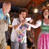 Neben den „alten Hasen“ auf der Theaterbühne sorgte diesmal vergnüglichen im Schwank „Glück im Spiel – Pech im Stall“ Conny Lyding (Bildmitte) als 80-jährige Alma für Furore auf der Bühne, links ihr in Liebesdingen unerfahrener Sohn Christian (Bernd Schäfer) und rechts ihre Altenpflegerin Karin (Birgit Wolf-Kroll).