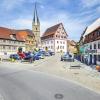 Wie die Bühne für ein Theaterstück: Der Zeiler Marktplatz. Ein Theaterstück der Moderne allerdings, denn die parkenden Autos gehören fest zum Stadtbild. 