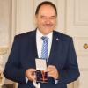 Prof. Dr. Gerhard Sextl erhielt das Bundesverdienstkreuz am Bande. Prof. Dr. Gerhard Sextl erhielt das Bundesverdienstkreuz am Bande.