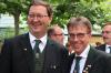 Der wiedergewählte Bezirksschützenmeister:Mathias Dörrie (rechts), zusammen mit Landesschützenmeister Christian Kühn.