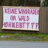 Mit Plakaten wie diesen macht eine Bürgerinitiative in Schwebenried  ihren Widerstand gegen Windräder deutlich. Diese müssen auf Beschluss des Stadtrats wieder abgehangen werden. 