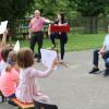 Schulleiterin Sandra Sauer (Mitte) und die Kinder der Grundschule Sackenbach singen Hausmeister Hermann Vormwald (Zweiter von rechts mit Frau Doris) zum Abschied mehrere Ständchen.
