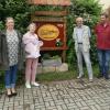 Auf dem Bild von links Urlaubsgäste Andreas, Susan, Anne und Klaus Swinka, Vermieter Peter Schmidt und Jochen Leyh, 1. Vorsitzender des Vereins für Stadtmarketing Ostheim, bei der Gästeehrung auf Schmidts Ferienhof.