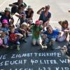 Nach der Aktion wollten die Kinder mit diesem Schriftzug auch auf dem Gehweg vor ihrem Haus auf das Problem der achtlos weggeworfenen Kippen hinweisen.