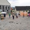 Aller Anfang ist schwer. Noch steht der Gemüsestand etwas verloren auf dem neuen Dorfplatz. Doch bald soll der „Grüne Markt“ so richtig aufblühen, wünscht sich eine Initiatorengruppe.