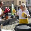 Der Klimawandel hat eine harte Rechte: Dr. Michael Bilharz forderte die Stadt Schweinfurt zum CO2-Sparen auf, vertreten durch die Zweite Bürgermeisterin Sorya Lippert.