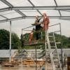 Ein herausragender Meilenstein in der Geschichte der Karlstadter Turngemeinde: Das Richtfest für die eigene Halle 1997. Auf dem Gerüst ein Vertreter der Würzburger Stahlbaufirma Uhl zusammen mit dem damaligen Vorsitzenden Hubert Hupfloher (rechts).