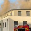 Mit etwa 150 Einsatzkräften waren Feuerwehren, THW, Polizei und Rettungsdienst in Werneck vor Ort. Ein Brand, der aus noch ungeklärter Ursache auf einem Balkon ausgebrochen war, drohte auf angrenzende Gebäude überzugreifen.