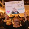 Bei jedem Applaus hielt die neunjährige Laura ihr selbstgemachtes Fan-Plakat in die Höhe. Bei jedem Applaus hielt die neunjährige Laura ihr selbstgemachtes Fan-Plakat in die Höhe.