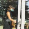 Christina Roth vom Hotel und Restaurant "Zur schönen Aussicht" in Marktheidenfeld macht die Tür zum großen Saal auf, in dem jetzt wieder Tagungen und private Feiern stattfinden können.