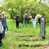 Auf den Spuren jüdischen Lebens in Bad Königshofen besuchte die talentCAMPus-Gruppe mit Angela Sey (rechts) auch den jüdischen Friedhof.