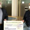 Georg Straub (Vorstandsvorsitzender der Sparkasse Bad Neustadt, links) bei der Scheckübergabe an Markus Till (Leiter der Eltern-, Jugendlichen- und Erziehungsberatung des Caritasverbandes Rhön-Grabfeld e. V..