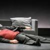 Das Sofa als Symbol des Lockdowns. Tyrel Larsons Figur hat damit ihre hochkomischen Probleme.