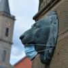 Trotz der zuletzt stabileren Corona-Situation blieb der Mundschutz auch beim Löwen am Marktbärbelbrunnen (Archivfoto) in Bad Neustadt ein täglicher Begleiter. Am Mittwoch stieg die Inzidenz erstmals seit Tagen wieder etwas an.