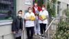youngcaritas-Koordinatorin Esther Schießer übergab die Briefe der Schüler an die Mitarbeiter der Caritas Sozialstation St. Rita.