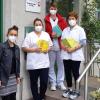 youngcaritas-Koordinatorin Esther Schießer übergab die Briefe der Schüler an die Mitarbeiter der Caritas Sozialstation St. Rita.