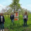Stellen den Wanderweg "Im Streuopbst Zellingen" vor (von links): zweite Bürgermeisterin Andrea Heßdörfer, Bürgermeister Stefan Wohlfart und Jil Kathrin Abfalter, Leiterin der Geschäftsstelle des Touismusvereins Zwei-Ufer-Land. Stellen den Wanderweg "Im Streuopbst Zellingen" vor (von links): zweite Bürgermeisterin Andrea Heßdörfer, Bürgermeister Stefan Wohlfart und Jil Kathrin Abfalter, Leiterin der Geschäftsstelle des Touismusvereins Zwei-Ufer-Land.