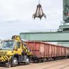 Bis zu 6000 Tonnen zieht das neue Zwei-Wege-Fahrzeug im Schweinfurter Hafen.