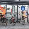 Lidl bietet den "Mercedes" unter den Fahrradabstellmöglichkeiten vor Karlstadter Geschäften: mit runden Edelstahlrohren und sogar mit Dach. 
