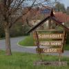 "Salmsdorf grüßt seine Gäste" am Ortseingang, aber die müssen sich wie in anderen Rentweinsdorfer Ortsteilen weiter ohne Straßennamen auf die Suche nach der richtigen Hausnummer machen.