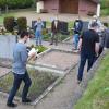 Am Montag schaute sich der Rodener Gemeinderat Möglichkeiten für Urnengräber auf dem Friedhof in Ansbach an. Ins Auge gefasst hat das Gremium dafür die im Bild zu sehenden, nicht genutzten Familiengräber oder auch den Grünstreifen oberhalb der Stützmauer (rechts).