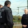 Kameradschaft ist auch bei der Bundespolizei wichtig: Jochen Fiedler als Polizeipfarrer bei einem Einsatz der Bereitschaftspolizei. Kameradschaft ist auch bei der Bundespolizei wichtig: Jochen Fiedler als Polizeipfarrer bei einem Einsatz der Bereitschaftspolizei.