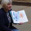 Kindergartenleiterin Natalie Leirich las aus dem Buch "Der Regenbogenfisch" vor. Kindergartenleiterin Natalie Leirich las aus dem Buch "Der Regenbogenfisch" vor.