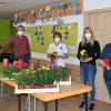Alle Mitarbeiterinnen und Mitarbeiter der Sozialstation St. Laurentius durften sich am Tag der Pflegenden über ein Blumenstöckchen freuen. Pflegedienstleiter Bruno Kleinhenz (hinten) bedankte sich mit diesem Präsent bei jedem persönlich für die hervorragende Arbeit in der Pflege.